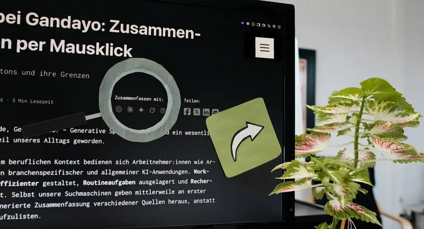 Ein angeschnittener Computerbildschirm zeigt den aktuellen Gandayo-Blog. Eine gebastelte Lupe markiert das Element für KI-Zusammenfassungen auf dem Monitor. Rechts daneben befindet sich am unteren Rand des „Teilen“-Elements ein Papp-Icon mit weißem Pfeil auf grünem Grund. Neben dem Bildschirm steht eine Pflanze.