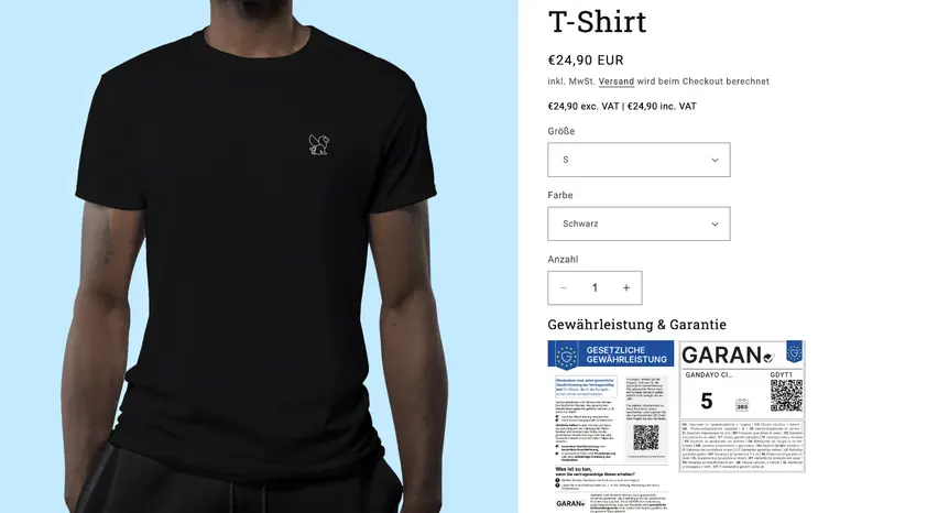 Screenshot einer Produktseite in einem Webshop. Links ist ein Produktfoto zu sehen, das den Oberkörper eines Mannes in einem schwarzen T-Shirt mit Gandayo-Löwenlogo zeigt. Rechts sind die Produktdaten angeordnet: Titel, Preis, Hinweis auf Versandkosten und Mehrwertsteuer, Größe, Farbe, Anzahl sowie die beiden Labels für Garantie und Gewährleistung nach EU-Vorschrift.