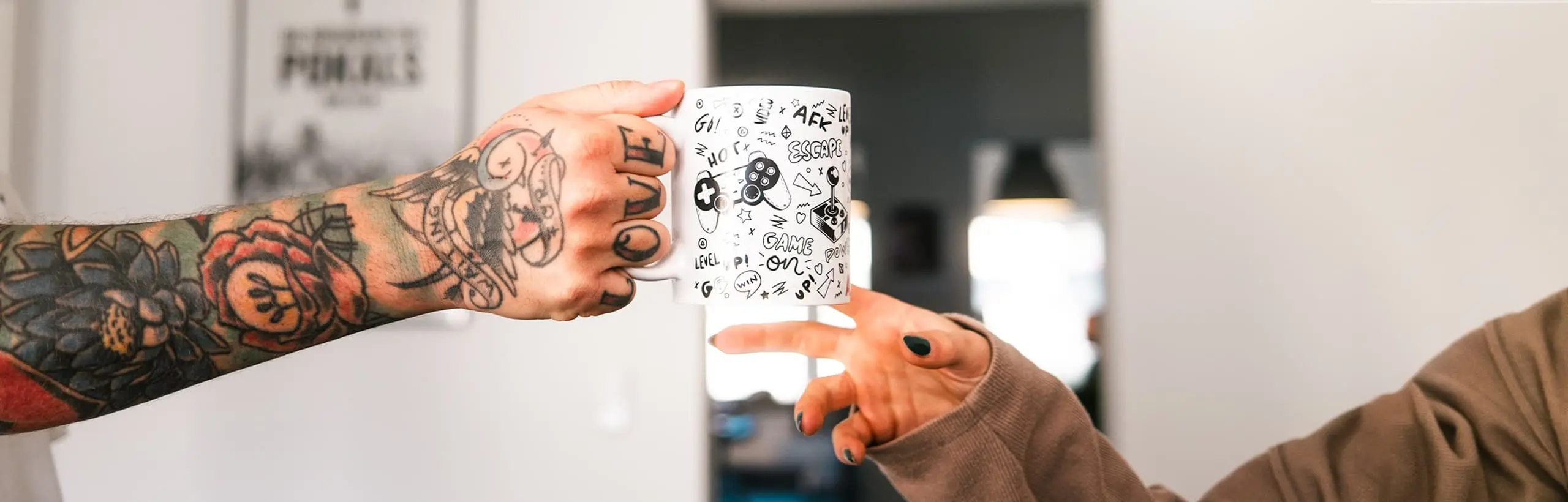 Mitarbeiter überreichen eine Kaffeetasse